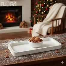 Biela drevená tácka s rozmermi 30x13,5x2,2 cm.