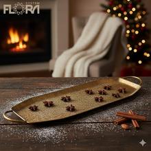 Hranatá zlatá tácka z kovu s rozmermi 73x20,5x3,5 cm.