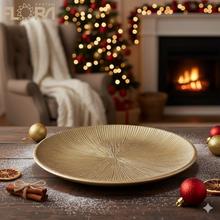 Okrúhla zlatá tácka z dreva s jemným vzorom.