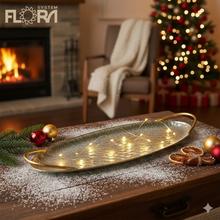 Oválna strieborná tácka s dvoma zlatými uchami.