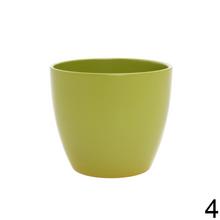 Sada keramických obalov na kvety v rôznych farbách.