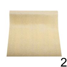 Vianočná stóla s motívom stromčekov v krémovej farbe.