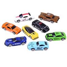 Sada kovových autíčok v rôznych farbách.