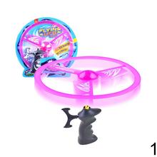 Lietajúci disk so svetelným efektom v rôznych farbách.