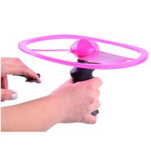 Lietajúci disk so svetelným efektom v rôznych farbách.