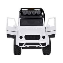 Terénne auto OFF-ROAD s gumovými pneumatikami a zvukmi svetla.