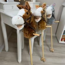 Kôň na palici so zvukom a pohybujúcim sa ňufákom.