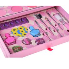 Veľká sada na líčenie s kozmetikou a šperkami pre dievčatá.