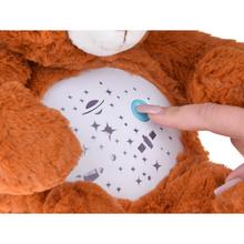 Hviezdny projektor s plyšovým medvedíkom, ktorý premieta hviezdy.