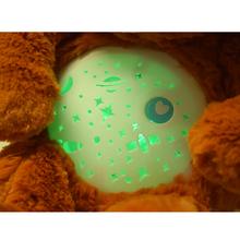 Hviezdny projektor s plyšovým medvedíkom, ktorý premieta hviezdy.