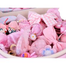 Očarujúca šperkovnica z ekokože so zrkadlom a vlasovými doplnkami v ružovej farbe.