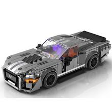 Šedé športové auto zo 60. rokov z technických blokov.