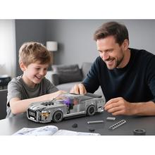 Šedé športové auto zo 60. rokov z technických blokov.