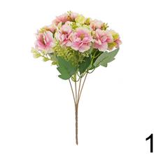 Kytica divých ruží s drobnými kvetmi a zeleňou, mix farieb.