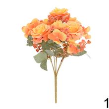 Kytica umelých ruží v jesenných farbách.