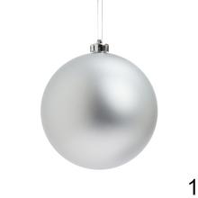 Strieborná plastová vianočná guľa s lesklým a matným povrchom.