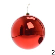 Červená plastová vianočná guľa s lesklým a matným povrchom.