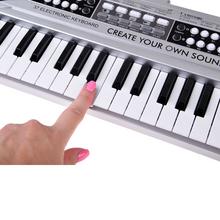 Mini organový klavír so 37 klávesami a mikrofónom v striebornej farbe.