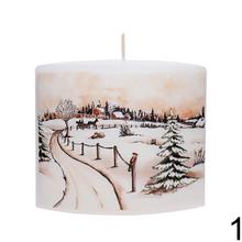 Vianočná sviečka s krajinou a zimným motívom.