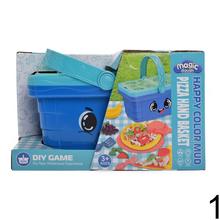 Modrý košík s usmievavou tvárou a zeleným držadlom.