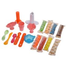 Modrý košík s usmievavou tvárou a zeleným držadlom.