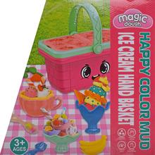 Modrý košík s usmievavou tvárou a zeleným držadlom.