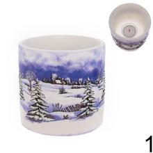 Vianočná sviečka s krajinou a zimným motívom.