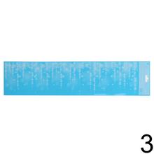 Vianočná fólia na okná s modrým pozadím a bielymi snehovými vločkami.