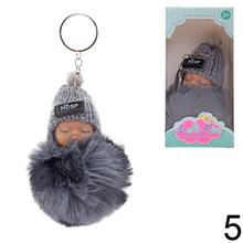 Prívesok babatko s rôznymi farbami čiapok a kožušinou.