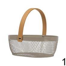 Košík z kovu s rúčkou v troch farbách.