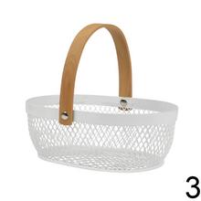 Košík z kovu s rúčkou v troch farbách.