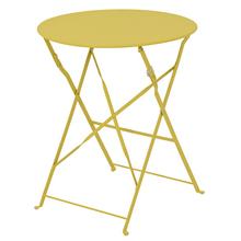 Záhradný stôl a dve stoličky v žltej farbe.