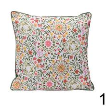 Štvorcový vankúš s kvetinovým vzorom.