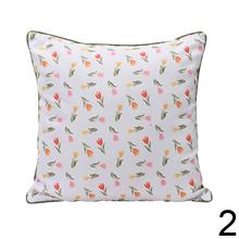 Štvorcový vankúš s kvetinovým vzorom.