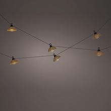 Solárne párty osvetlenie z prútia s lampášmi.