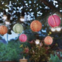 Solárna reťaz lampiónov z nylonu s priemerom 7,5 cm a dĺžkou 450 cm.