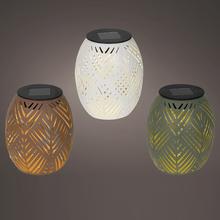 Solárny lampáš v troch farbách s kovovým dizajnom.