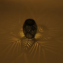 Solárny lampáš v troch farbách s kovovým dizajnom.