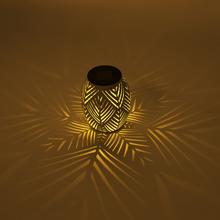 Solárny lampáš v troch farbách s kovovým dizajnom.