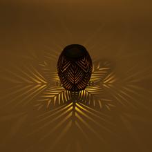 Solárny lampáš v troch farbách s kovovým dizajnom.