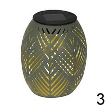 Solárny lampáš v troch farbách s kovovým dizajnom.