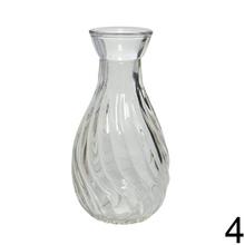 Priehľadná sklenená váza v štyroch farbách.