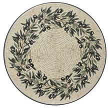 Vonkajšia oceľová stolička s dekoratívnym dizajnom.