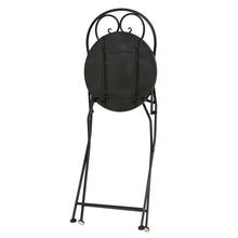 Vonkajšia oceľová stolička s dekoratívnym dizajnom.