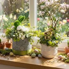 Jarné aranžmá v modrom hrnčeku s žltými tulipánmi a bielymi kvetmi.