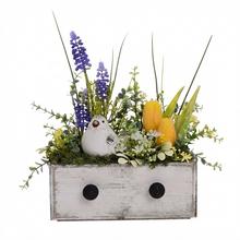 Jarní aranžmá s květinami a vajíčky.