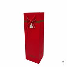 Darčeková taška na víno v mixe farieb s mašľou.