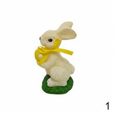 Figúrka zajaca s vajcom v krémovej farbe.