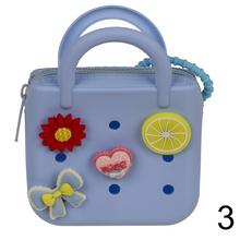 Kabelka s príveskom, so zipsom, rôzne farby a vzory.