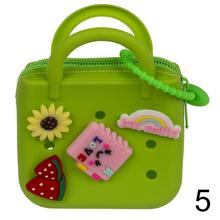 Kabelka s príveskom, so zipsom, rôzne farby a vzory.